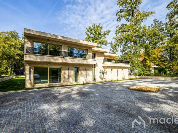 EXCLUSIVITE VILLA CONTEMPORAINE DE PRESTIGE AU COEUR DU LYS