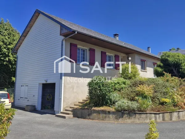 Maison de lotissement avec sous-sol et terrain clos