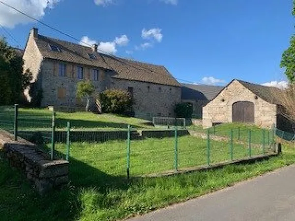 Ensemble de trois bâtis , unique , espace individuel securisé, maison principale habitable de suite