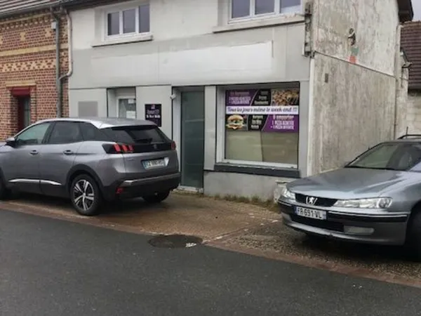 LOCAL COMMERCIAL AVEC VITRE LIBRE