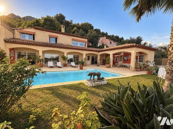 Maison 5 pièces 180 m²
