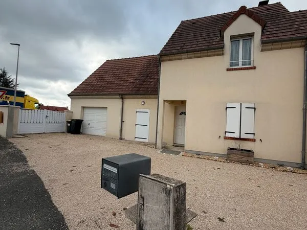 Maison 5 pièces, 4 chambres avec jardin et garage - Saint-Ay
