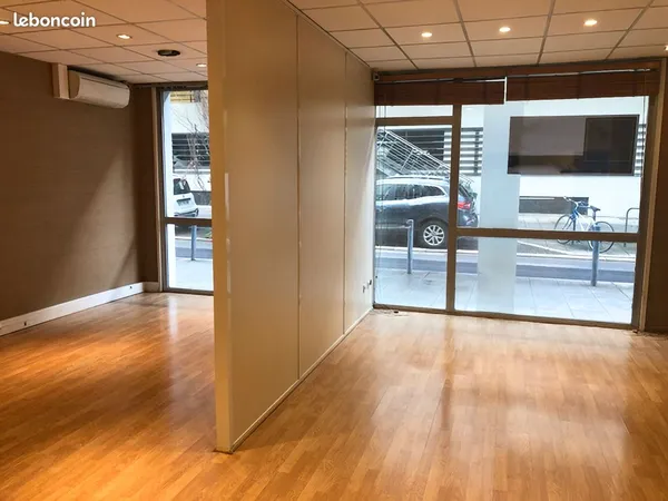 LOCAL PROFESSIONNEL OU COMMERCIAL - 164 m² - HYPERCENTRE GRENOBLE / CHAVANT