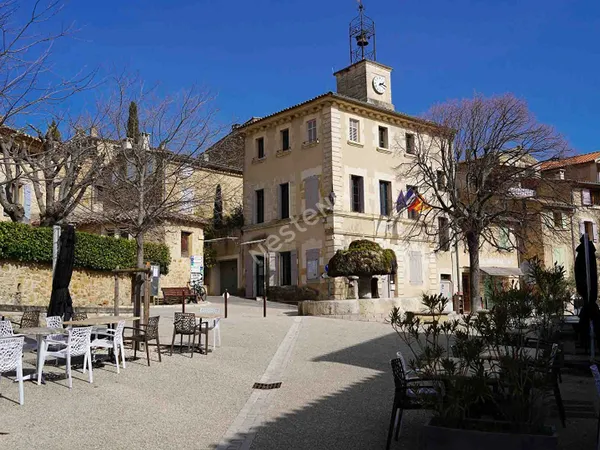 VAUGINES - Charmante maison de 90m2 avec 2 jardins - 2 places de stationnement