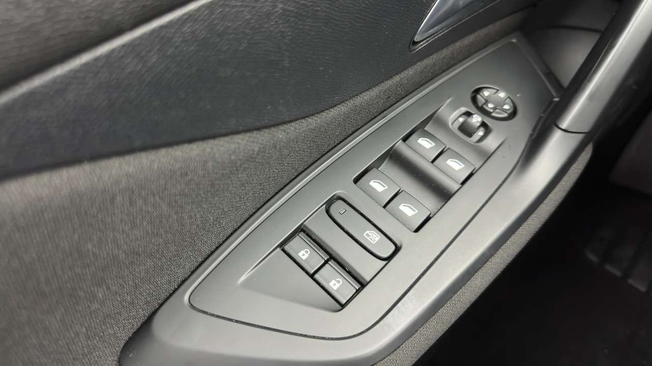 Peugeot 308 SW PHEV 180 e-EAT8 — photo 16