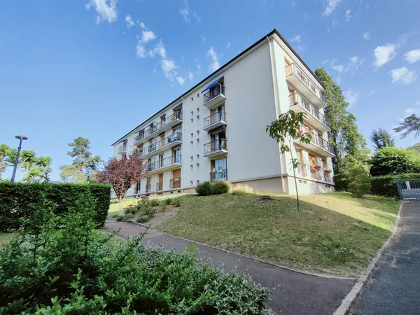 T4 dans résidence arborée avec balcon cave et parking