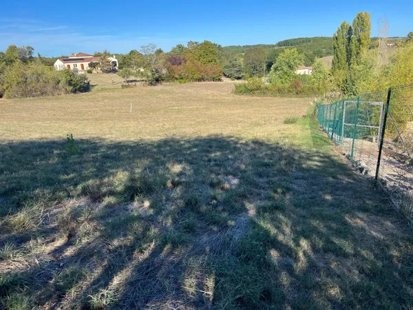 Terrain à bâtir.