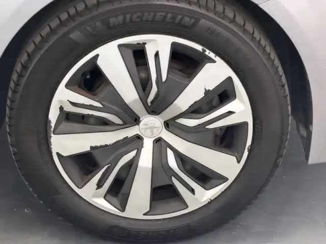 Peugeot 208 puretech 100 s&amp;s bvm6 — photo 18