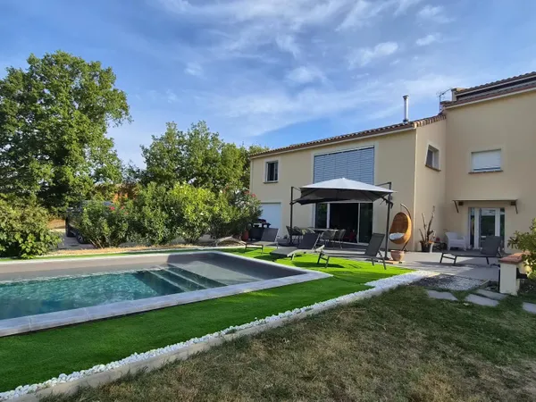 Villa avec pigeonnier, piscine et grand garage