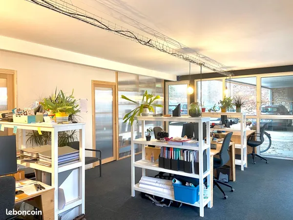 Poste dans espace de coworking à Nantes