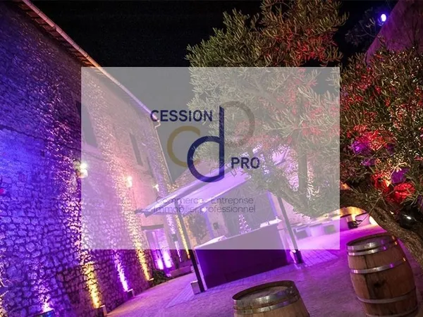 A VENDRE GRANDE SALLE DE RECEPTION ATYPIQUE AVEC LOGEMENT ET PARKING.