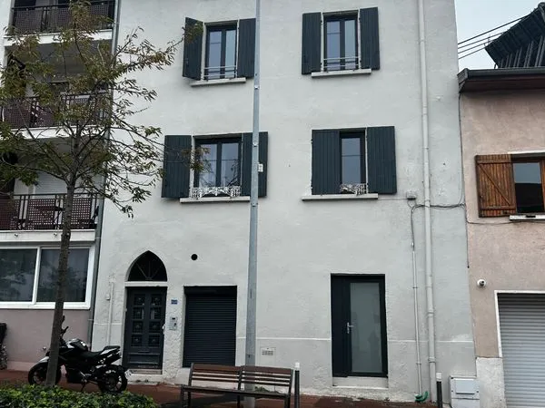 Limonest centre duplex refait neuf 67m2 utiles 995 + 25 charges