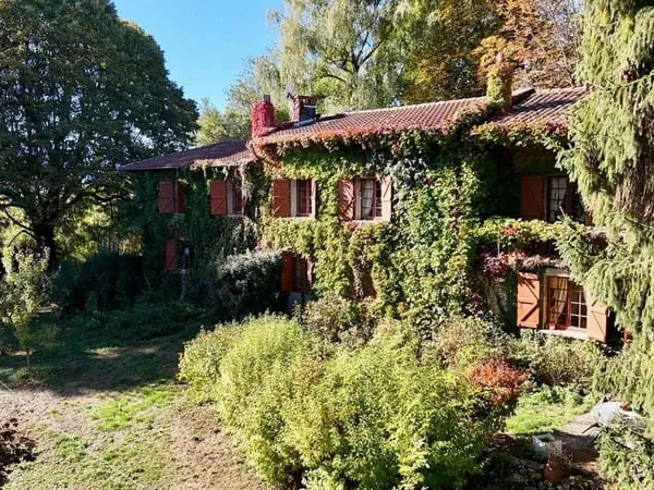 - Propriété de caractère de 336 m² sur 1,4 hectare de terrain