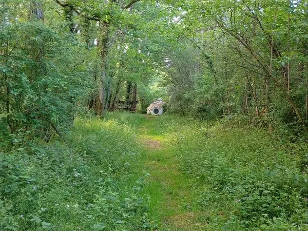 Terrain et dépendances
