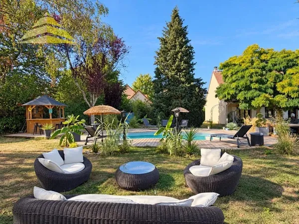 Mandres-les-Roses - Maison familiale avec piscine sur un terrain de 1 309 m²