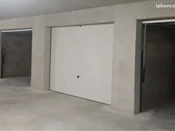 Garage fermé dans résidence sécurisée