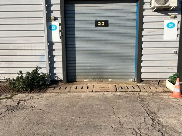 Dépôt, entrepôt, hangar de 75 m² équipé eau Electricité, WC, mezzanine de 25 m² le tout dans une pet