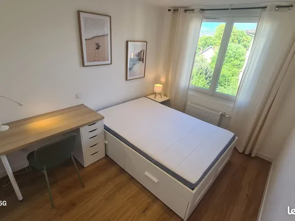 Chambre pour étudiante dans appartement en colocation Chambéry