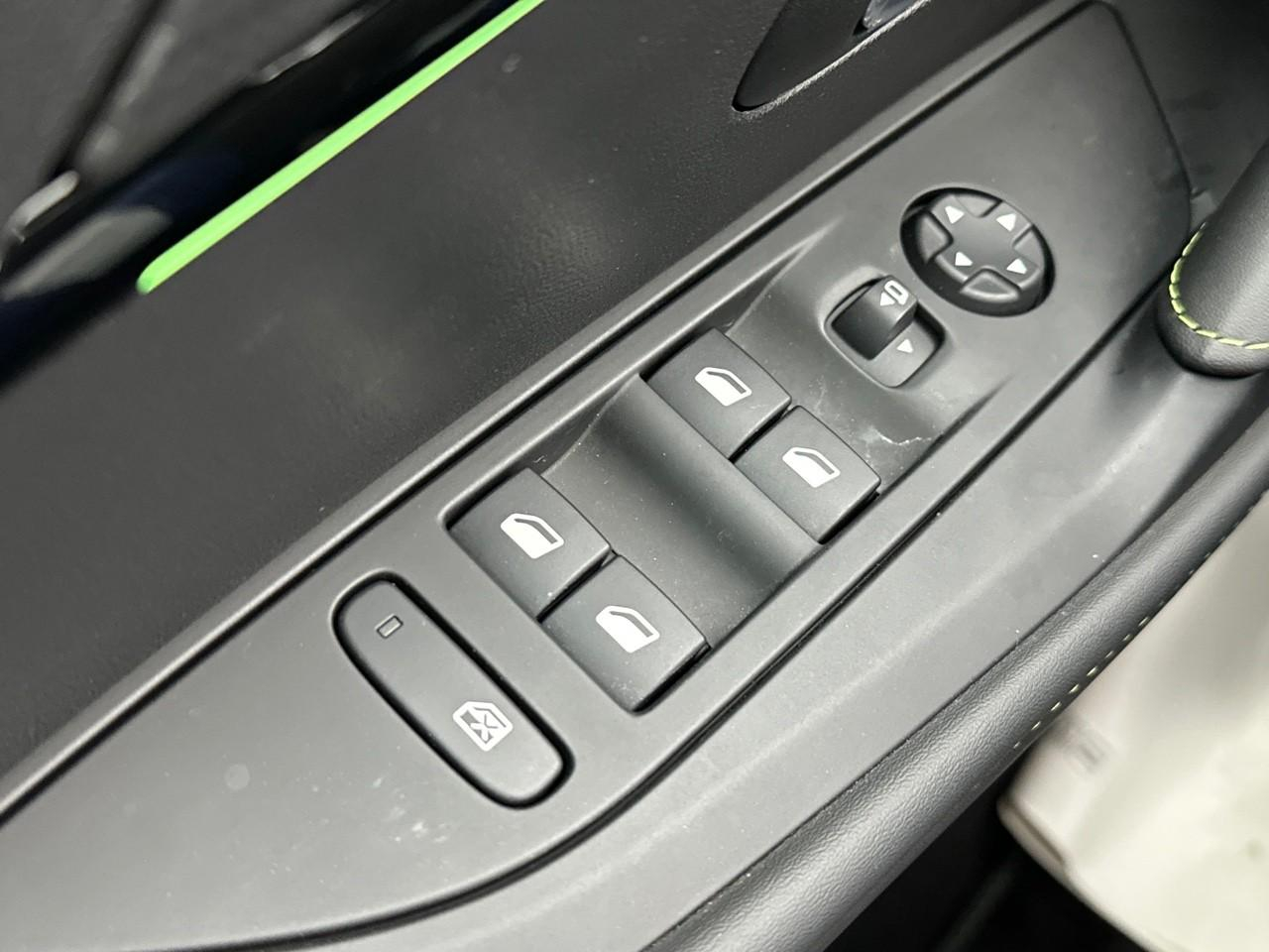 Peugeot 208 puretech 100 s&s eat8 gt — photo 15