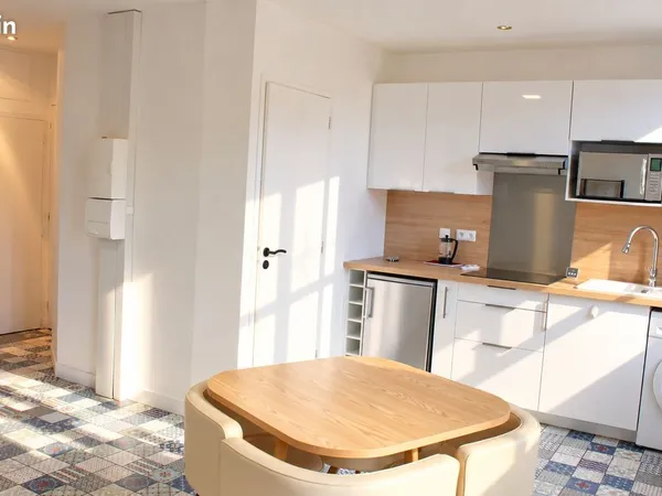 Gémenos centre - Beau T2 meublé 38 m² - dernier étage - entièrement rénové