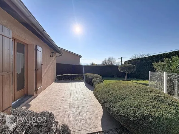 MONTMERLE-SUR-SAÔNE - Maison de plain-pied avec piscine
