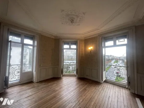 Local d'activités 12 pièces 234 m²