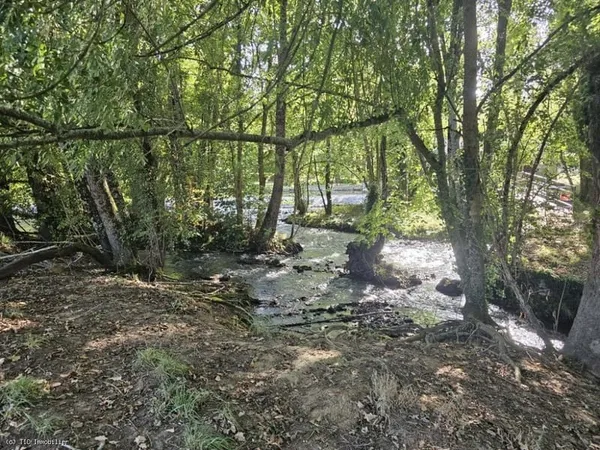 Beau Terrain de loisir en Bordure de Rivière