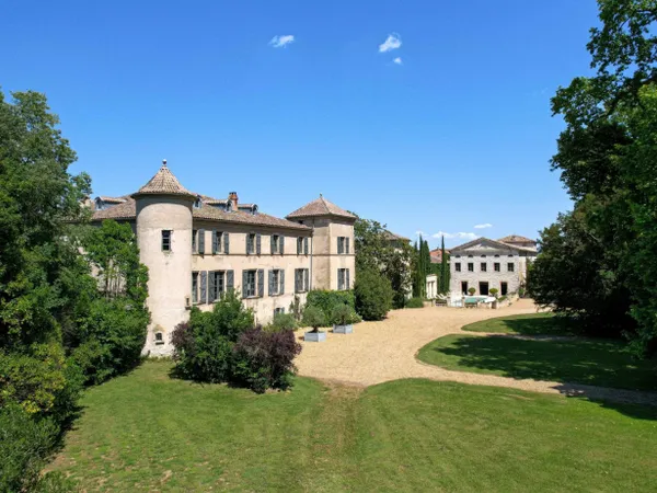 Château du XIVe siècle, remaniée au XVIIIe, sur un parc majeur d