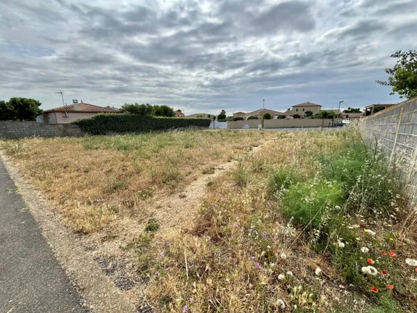 Terrain 700 m²