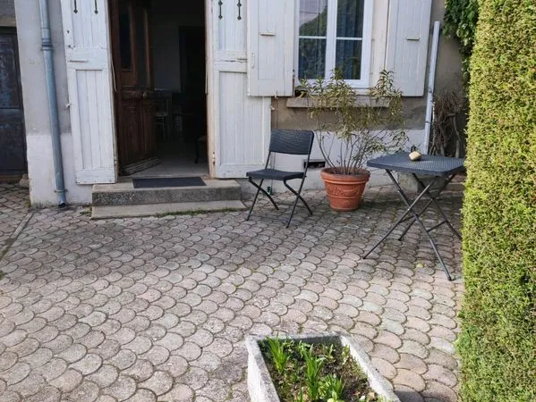 Appartement/ maison en triplex avec grand terrain clos et dépendance