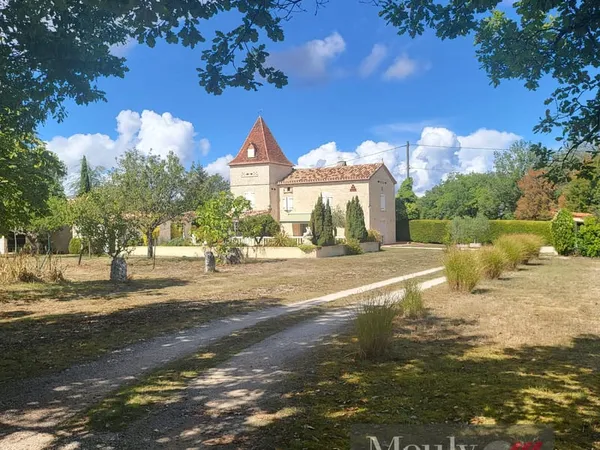 SUD CAHORS -MAISON EN PIERRE DANS UN JOLI CADRE NATUREL