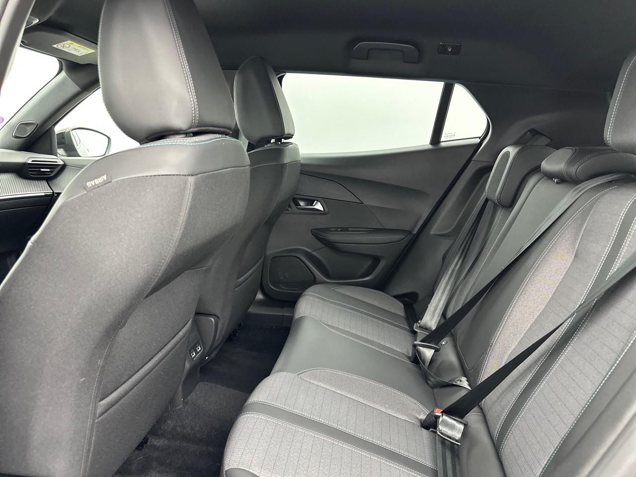 Peugeot 2008 puretech 130 s&s eat8 allure pack — photo 12