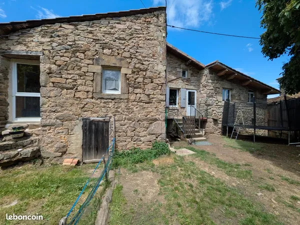 Maison en pierres avec jardinet