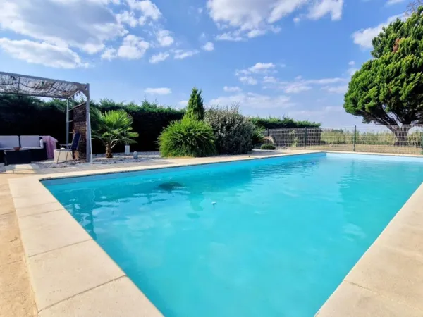 Maison avec piscine au calme