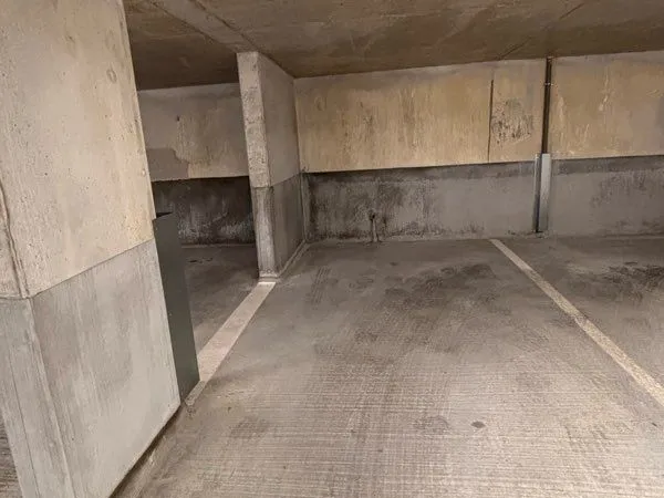 Grande place de parking sécurisée