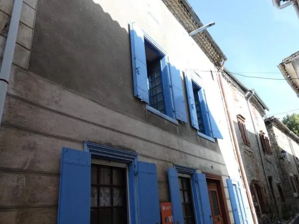 Maison T4 de 100m² avec cour de 30m², cave/atelier de 28m² et combles aménageables de 85m²