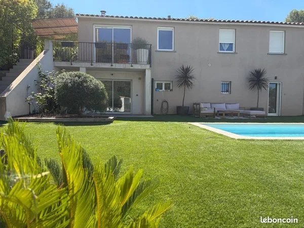 Maison contemporaine avec piscine plein coeur d aubagne