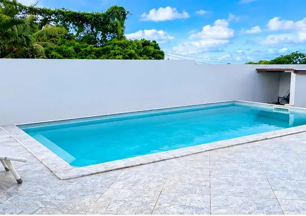 Le lamentin : villa meublee 2 chambres, dressing, piscine