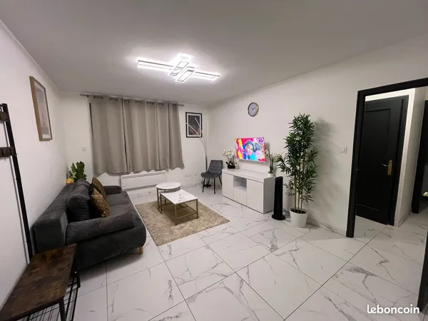 Une chambre est disponible dans une colocation féminine de 2 personnes, au sein d'un bel appartement