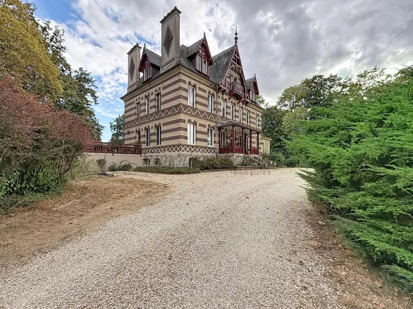 GRANDE DEMEURE DE CARACTÈRE - 550 M² SUR 5,4 HECTARES
