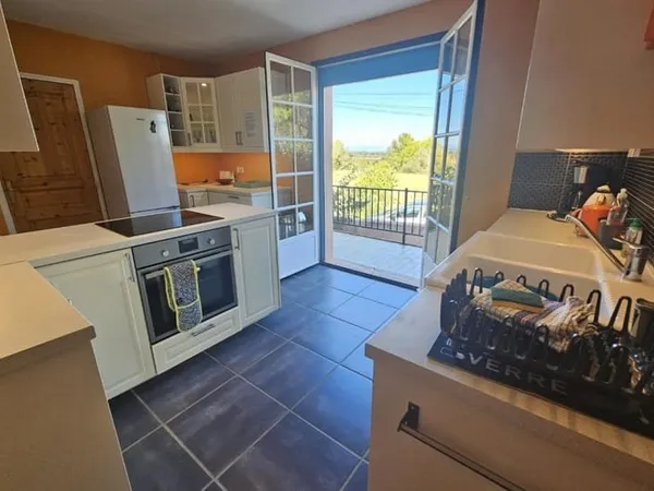 Villa plain pied avec piscine et vue dégagée