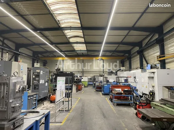 Local industriel 1 640 m²