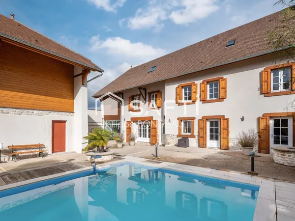 Maison rénovée haut de gamme avec piscine chauffée