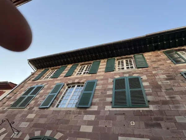 Appartement 80 m2 à rénover dans un immeuble en pierre rue d