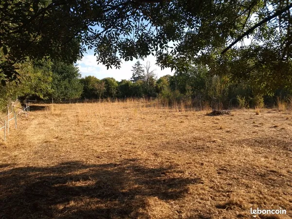TERRAIN Constructible situé à AIGONDIGNÉ (Thorigné) 20 kms de Niort. 1858 M2. Possibilité de 2 parce