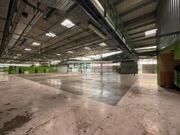 Local d'activité 7912 m²