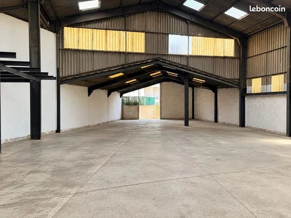 Entrepôt 400m2 + bureau 55m2