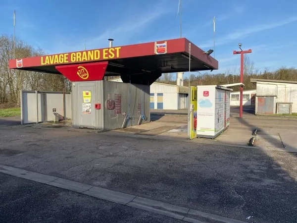 tres proche de tout commerces et sur un axe tres passant