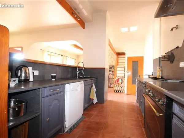 Très grande maison de village