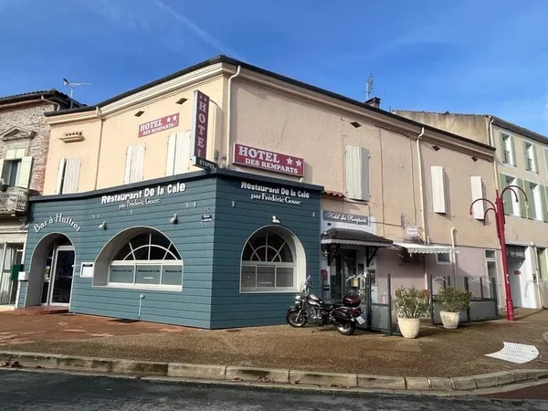 Sur la commune de Villeneuve sur Lot, ce local commercial d'une surface de 260 m2 avec parking à pro